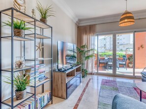 TV - Exceptional Estepona Apartment with Garden and Pool (Estepona)