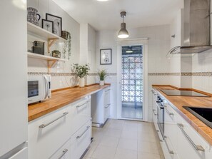 Coffee/tea maker, fridge, microwave, oven - Exceptional Estepona Apartment with Garden and Pool (Estepona)