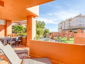 Outdoor dining - Exceptional Estepona Apartment with Garden and Pool (Estepona)