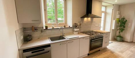 Een koelkast, een vaatwasser, een koffiezetapparaat/waterkoker