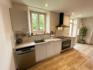 Fridge, dishwasher, coffee/tea maker, toaster