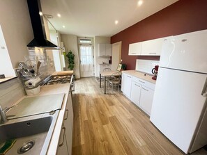 Réfrigérateur, lave-vaisselle, cafetiÚre/bouilloire, grille-pain