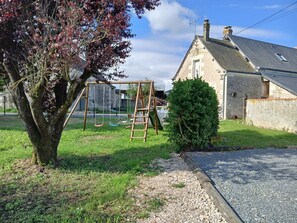 Children’s area - Cottage in Manthelan: Comfort and Charm, Garden, Wi-Fi (Manthelan)
