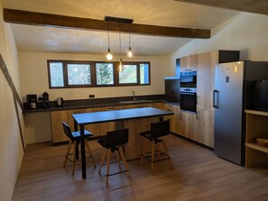 Fridge, microwave, oven, dishwasher - 8-room apartment, 15 people, Châtel, with balcony (Châtel)