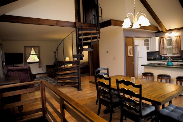 Dining - Carly Brook Home-Cozy Country Retreat Near Ski Areas (Hinesburg)