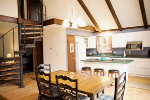 Dining - Carly Brook Home-Cozy Country Retreat Near Ski Areas (Hinesburg)