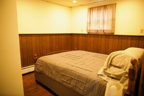 Internet, bed sheets - Carly Brook Home-Cozy Country Retreat Near Ski Areas (Hinesburg)