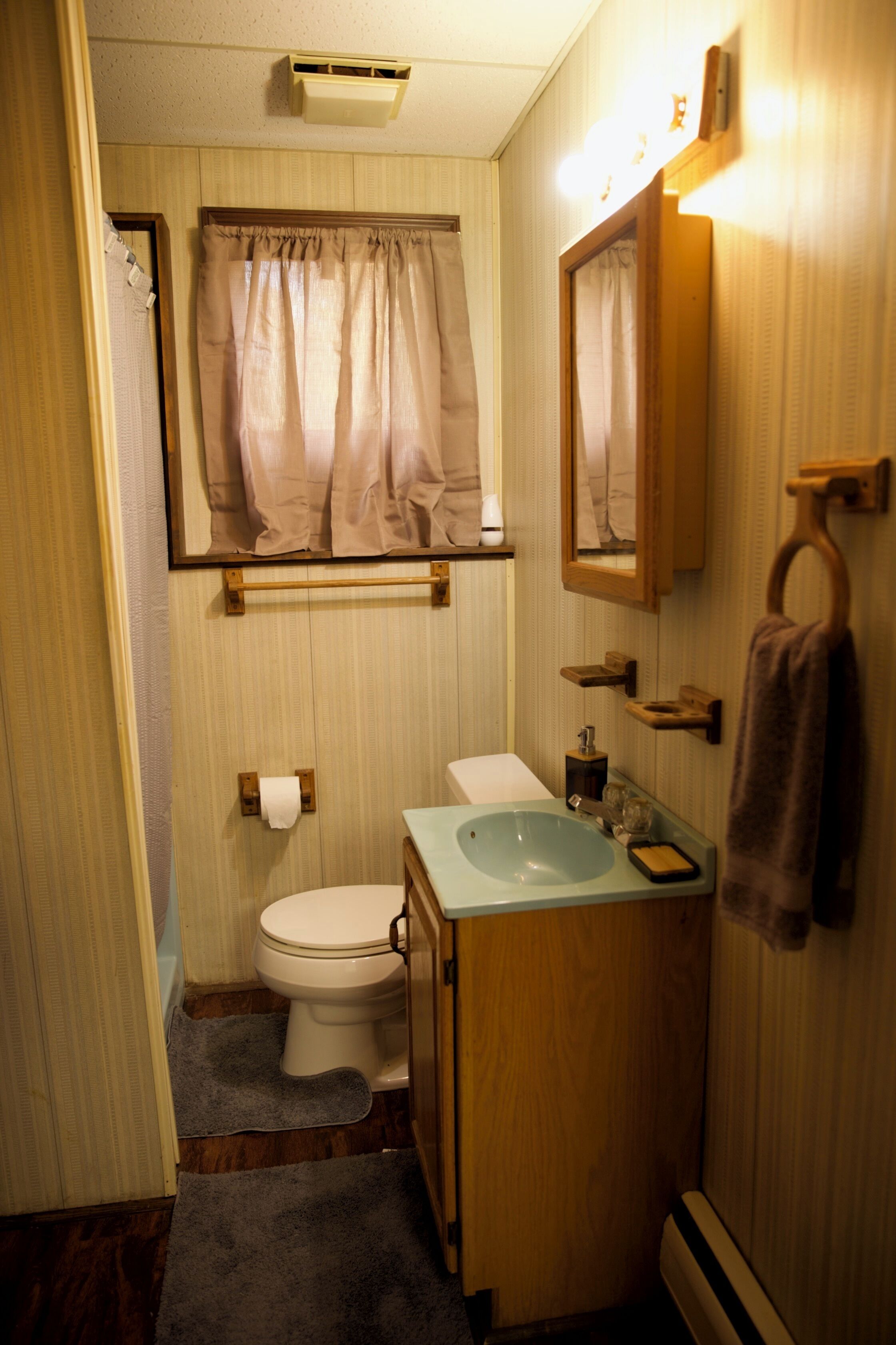 Douche, serviettes fournies, savon, papier toilette