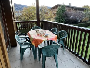 Outdoor dining - Spacious apartment for 6 in Samoëns, pets allowed (Samoëns)