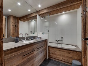 Hair dryer, towels - Spacious apartment with fireplace, parking, Val-d'Isère (Val-d'Isère)