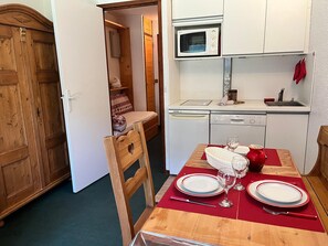 Fridge, microwave, dishwasher, coffee/tea maker - Bright studio at slope's foot, 3 pers - Méribel (Méribel)