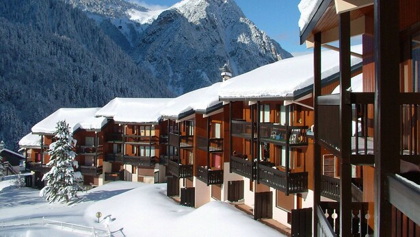 A snow-covered mountain resort with wooden buildings and balconies. - 2-room apartment with pool access, near slopes, max 4 guests (Pralognan-la-Vanoise)