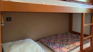 A bunk bed with a wooden frame and white bedding. - 2-room apartment with pool access, near slopes, max 4 guests (Pralognan-la-Vanoise)