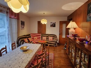 Dining - Spacious 4-bedroom apartment in Abondance with WIFI and parking (Abondance)