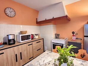 Fridge, microwave, dishwasher - Spacious 4-bedroom apartment in Abondance with WIFI and parking (Abondance)