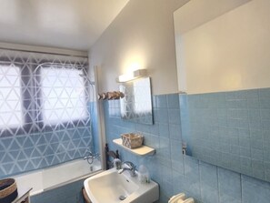 Bathroom - Spacious 4-bedroom apartment in Abondance with WIFI and parking (Abondance)