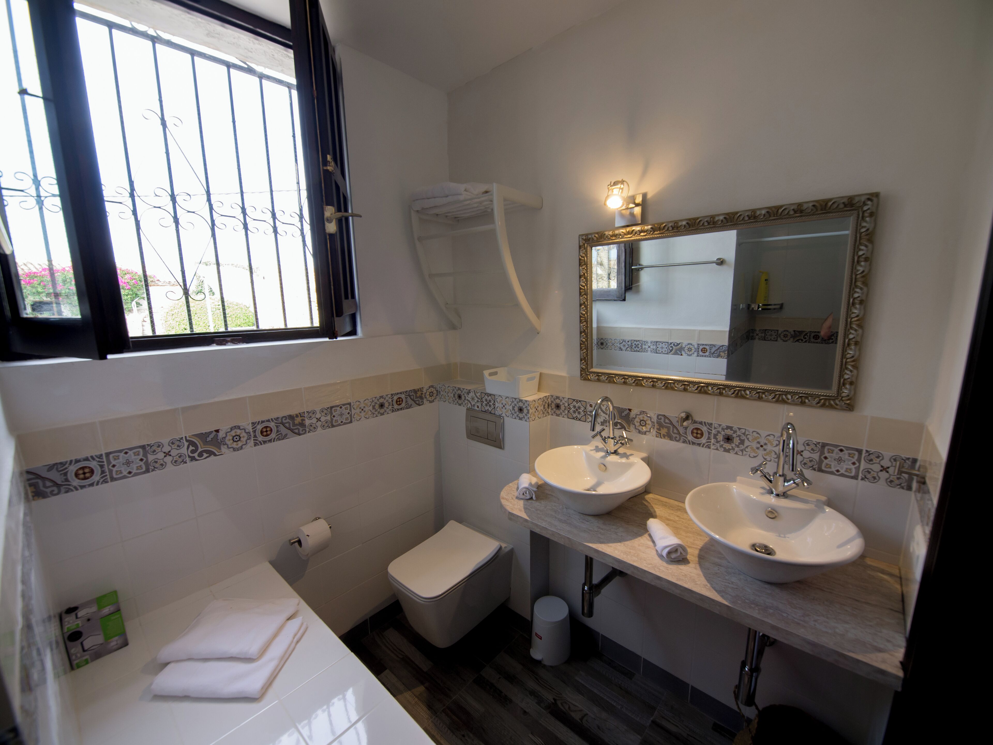 Douche, sèche-cheveux, serviettes fournies, savon