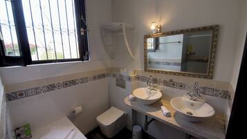 Douche, sĂšche-cheveux, serviettes fournies, savon