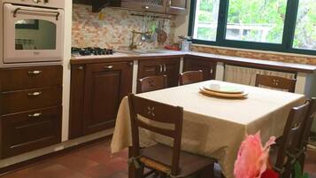 Frigorifero, microonde, forno, piano cottura