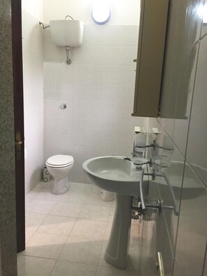 Een douche, een haardroger, handdoeken