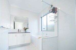 Secadora de cabello, toallas, jabón, papel de baño 