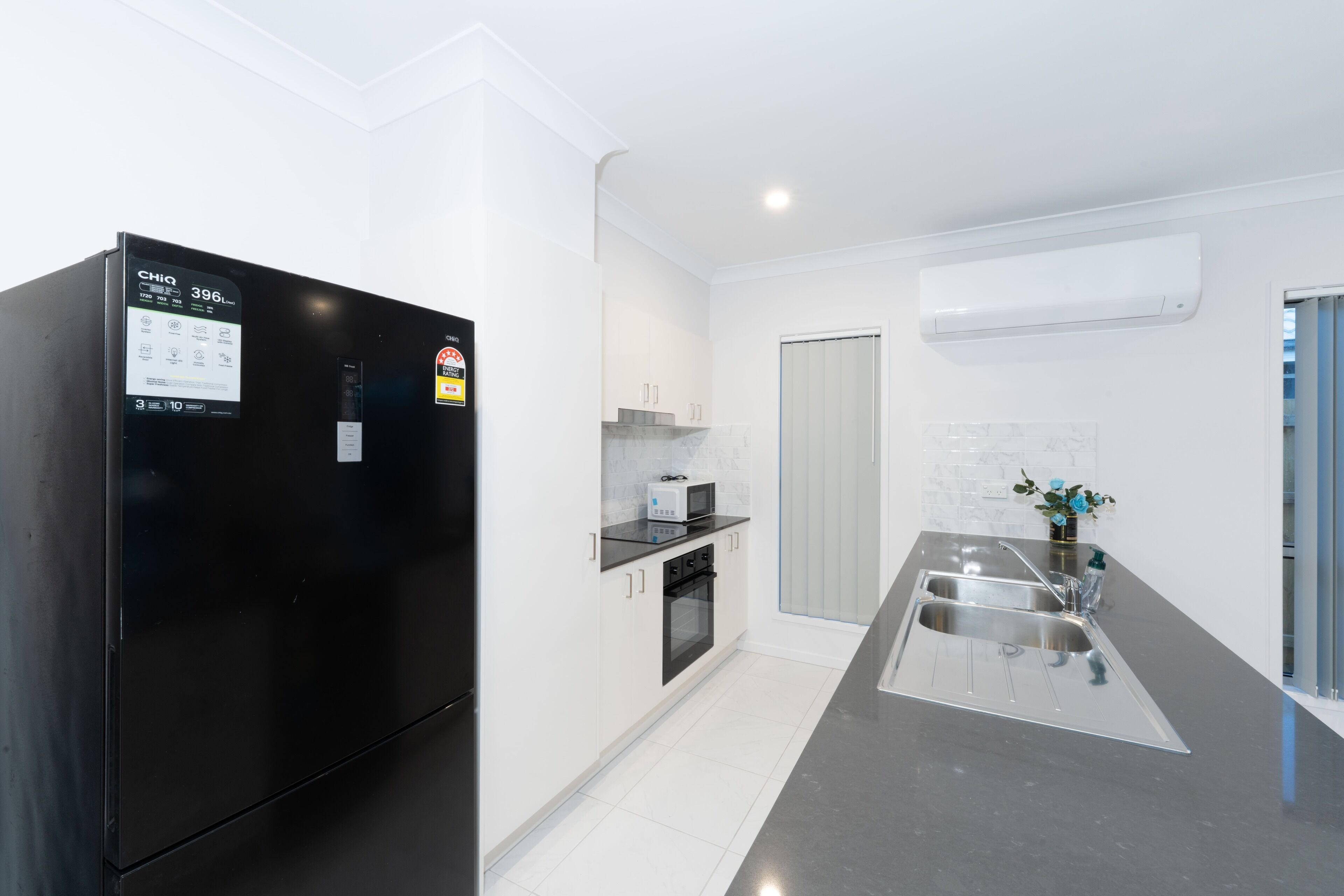 Microondas, horno, placa de cocina y lavavajillas