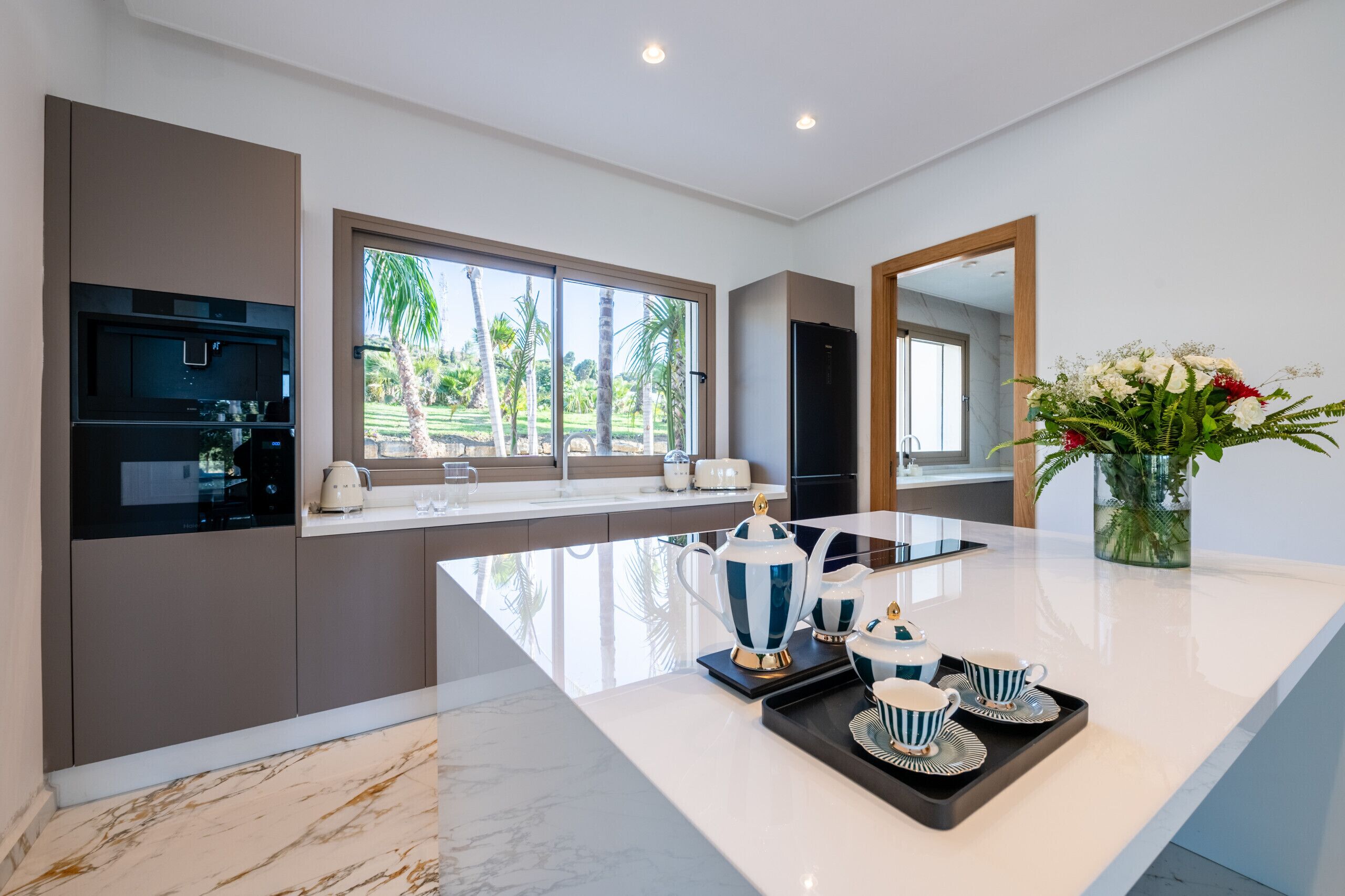 Een koelkast, een microgolfoven, een oven, een vaatwasser