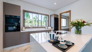 KylskÄp, mikrovÄgsugn, ugn och diskmaskin