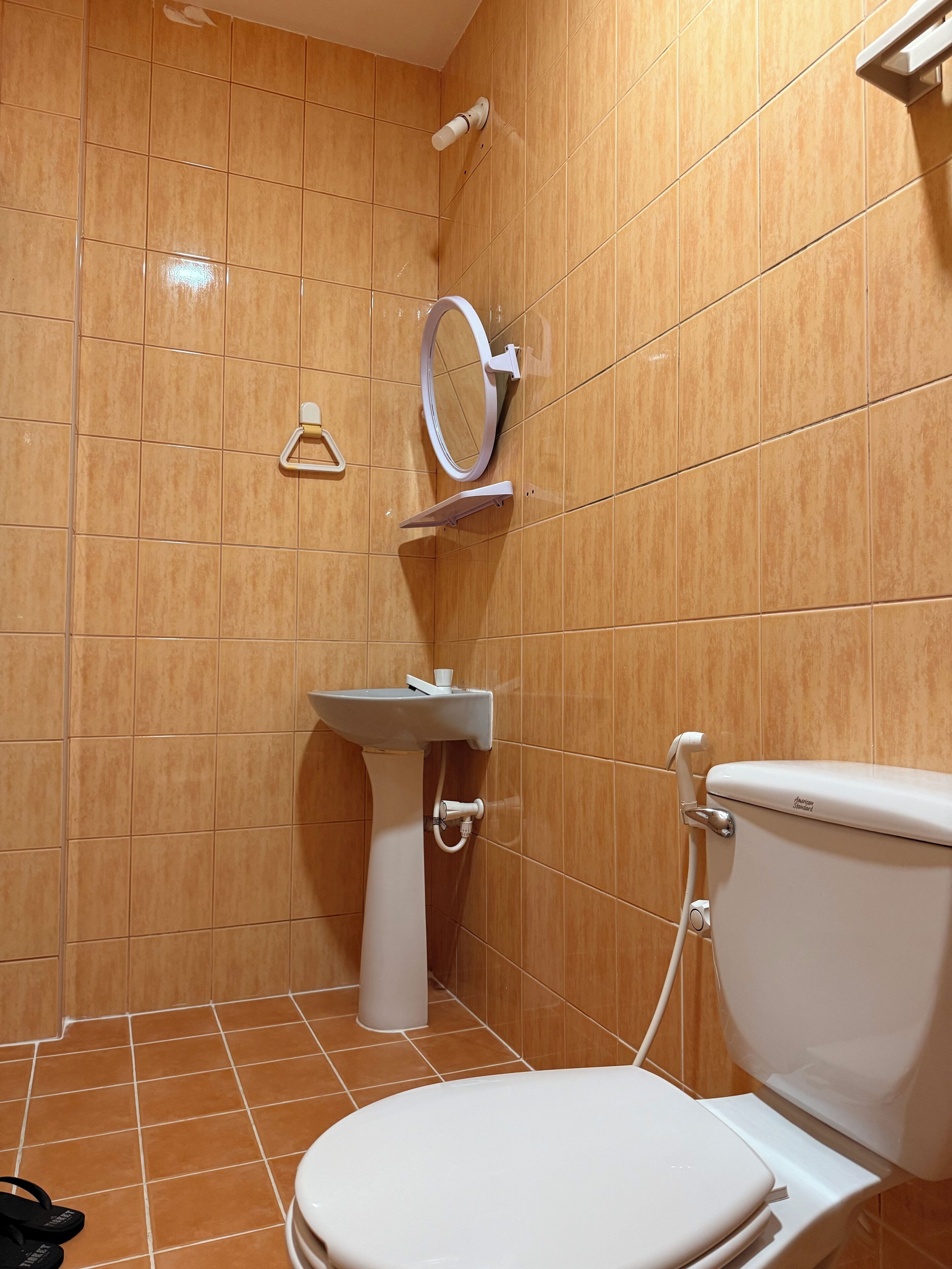 Douche, sèche-cheveux, bidet, serviettes fournies