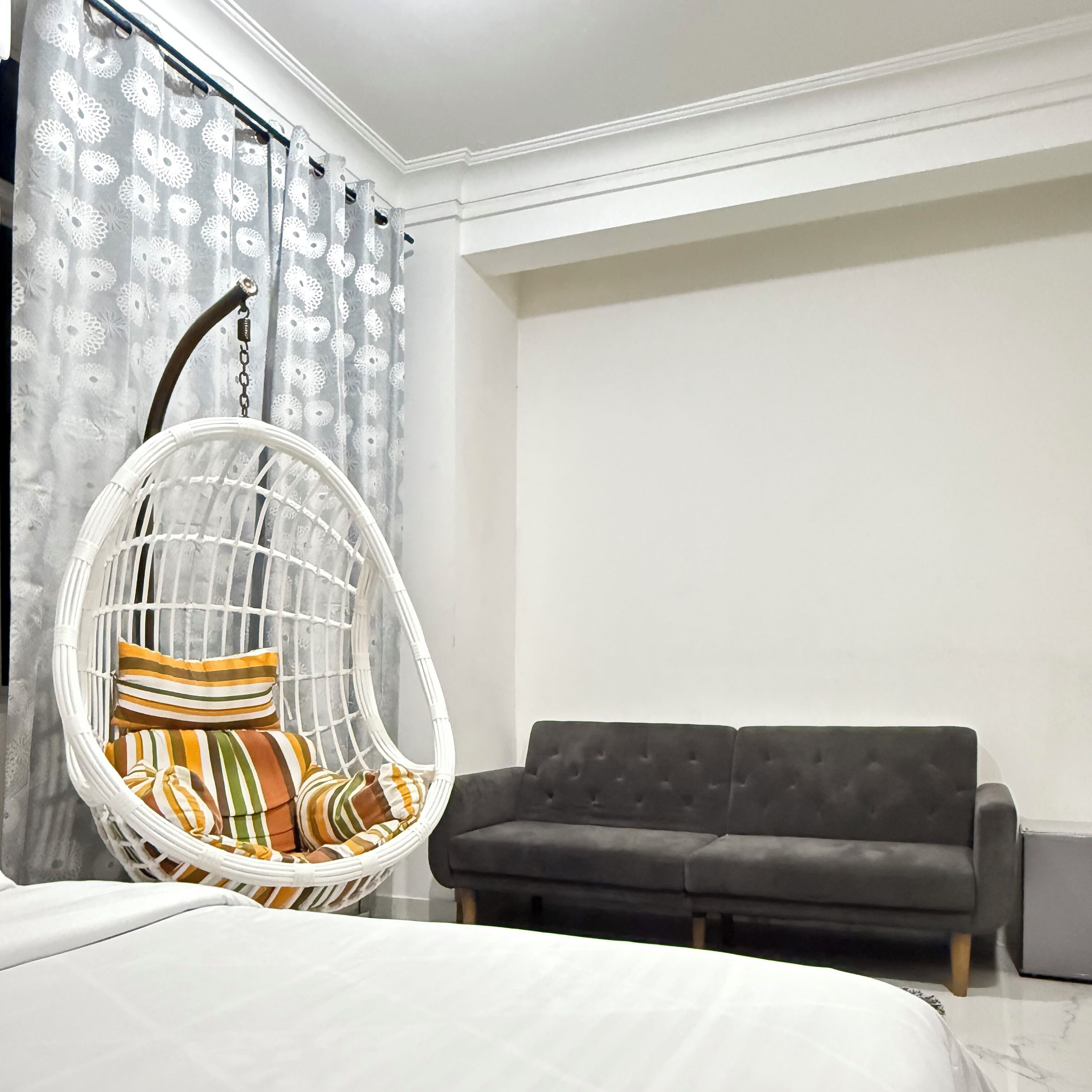 Tabla de planchar con plancha, wifi y ropa de cama 