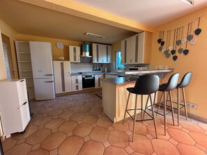 Fridge, microwave, oven, stovetop - Private accommodation, entire fisherman's cottage in Garz near Kayser`s (Garz)