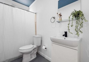 Shower - Cozy Residence | San Juan Oceanfront | City Dining (San Juan)