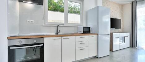 Kylskåp, mikrovågsugn, ugn och spishäll