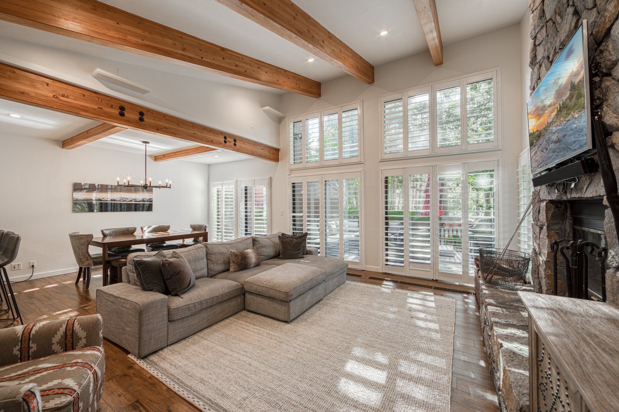 Smart-tv och eldstad