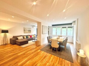 Apartamento superluxo | Área de estar | TV de tela plana