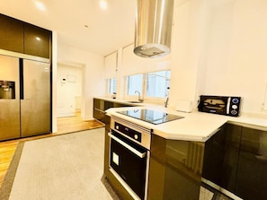 ラグジュアリー アパートメント | 専用キッチン | 冷蔵庫、電子レンジ、オーブン、コンロ