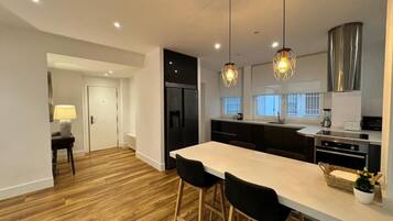 Luxe appartement | Privékeuken | Een koelkast, een magnetron, een oven, een kookplaat