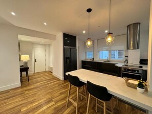 Apartament de luxe | Cuina privada | Frigorífic, microones, forn i placa de cuina 