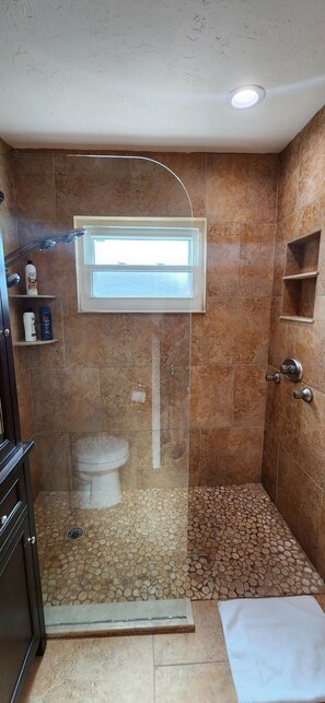 Shower, hair dryer, towels, soap - Seahorse Pool Hideaway 3.5 M to Nokomis Beach (Nokomis)