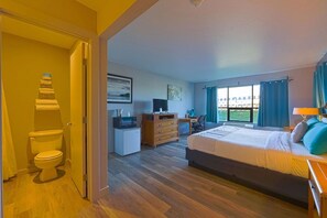 1 bedroom, iron/ironing board, free WiFi, bed sheets - Room with King Bed Near Yaquina Head Lighthouse Perfect for Exploring – 3.2 Mi (Newport)