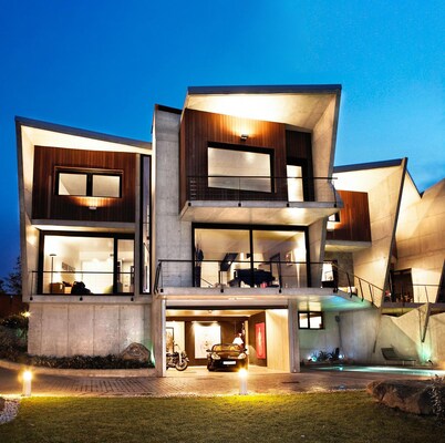 Villa Angelu : Architectural Jewel with Swimming Pool