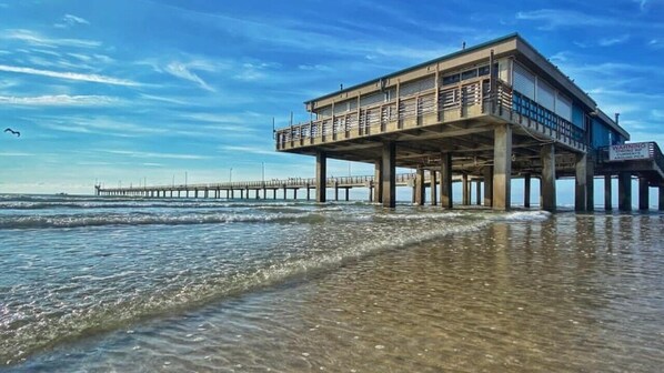 Beach nearby - Enjoy Beach Fun at Affordable Room Close to Local Attractions (Corpus Christi)