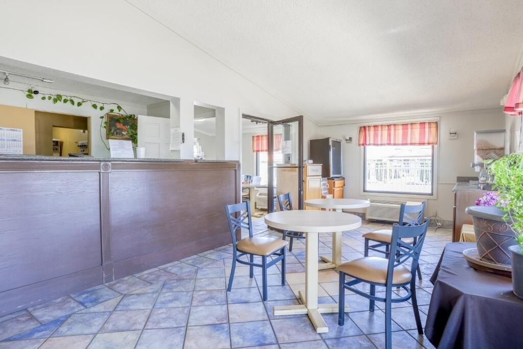Gather around the tables and plan your day comfortably.