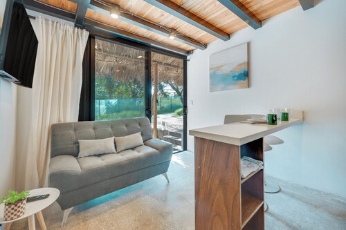 Playa Grande Loft 4 - Starlink WiFi - Walk to Beach - Sleeps 2