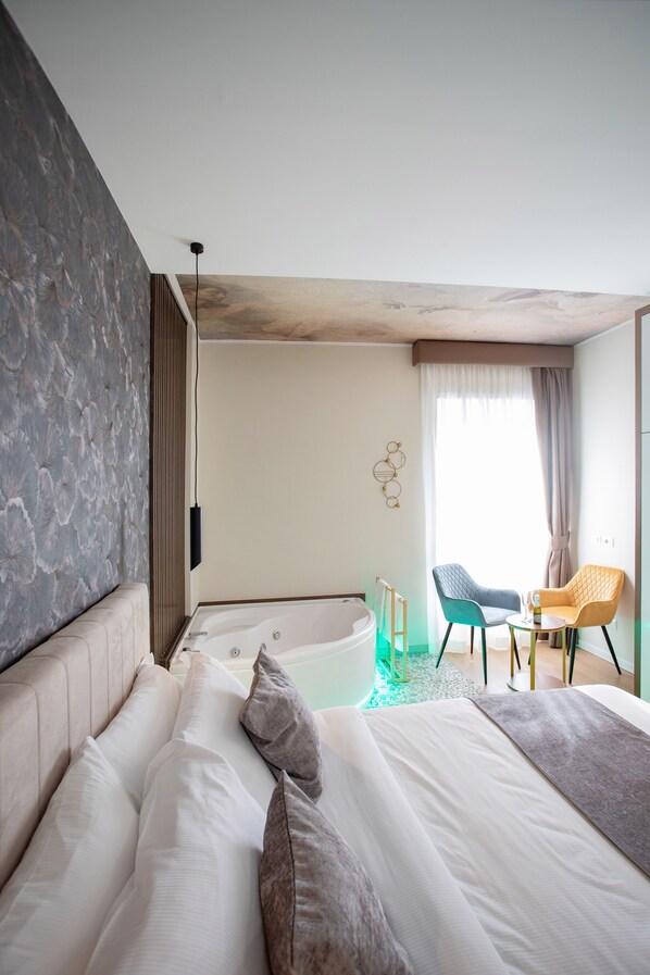 1 غرفة نوم وخزنة داخل الغرفة وواي فاي وملاءات أسرّة