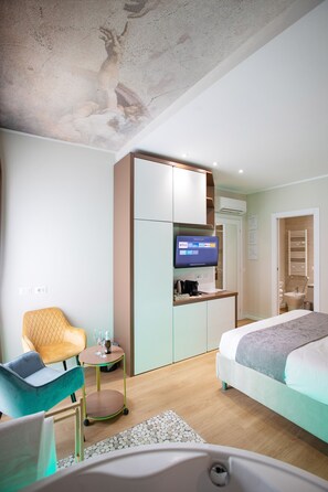 1 غرفة نوم وخزنة داخل الغرفة وواي فاي وملاءات أسرّة