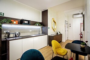 ميكروويف، غلّاية كهربائية، مستلزمات طهي/أطباق/أوعية