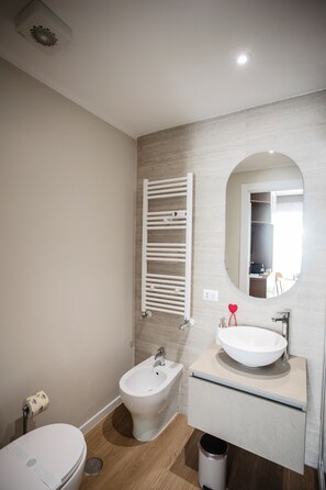 تجهيزات دش، حوض استحمام بنظام ضخ المياه، مجففات شعر، مراحيض شطف