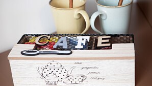 A wooden box with the word "CAFE" and illustrations of a cupcake and a teacup. - Romantic Suite with jacuzzi near Vatican (Room 2) (Roma)