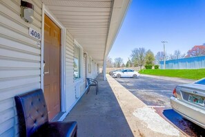 Property grounds - Inviting 4-Unit Stay at Garden Inn – Affordable Room Near Comstock Field (Richmond)